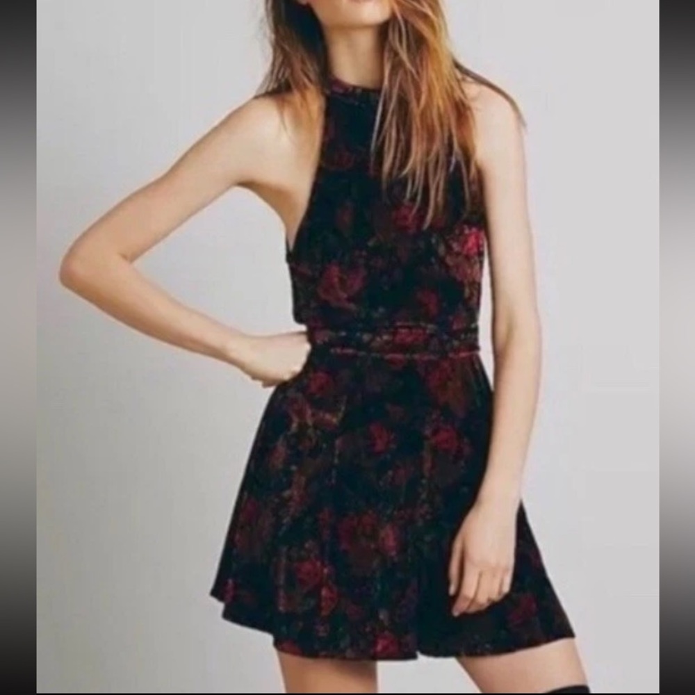 FREE PEOPLE BLACK FLORAL  VELVET  HALTER ROMPER SHORTS ONE PIECE SZ XS euc